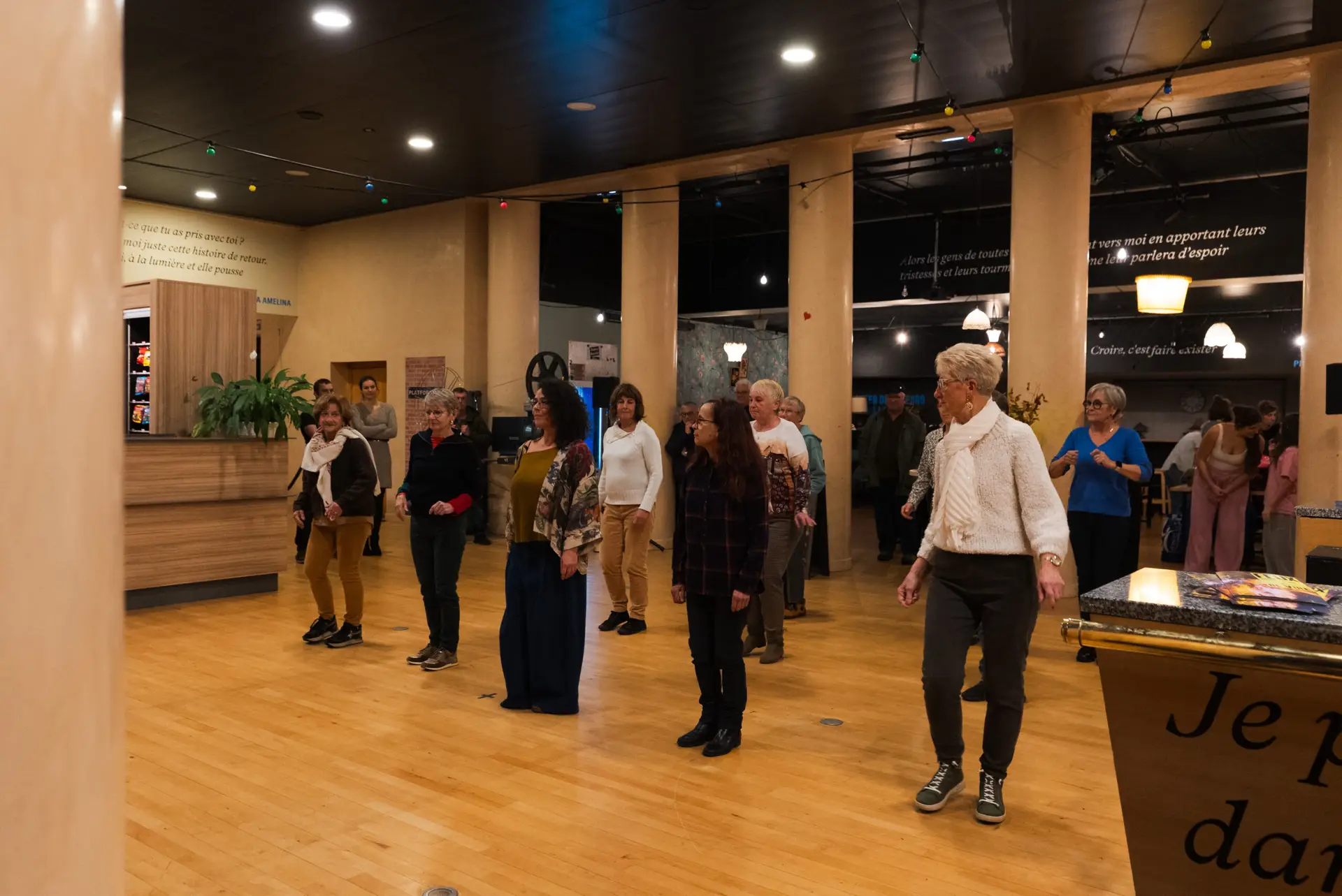 Personnes agees dansent lors d'une representation a Vire, Calvados.