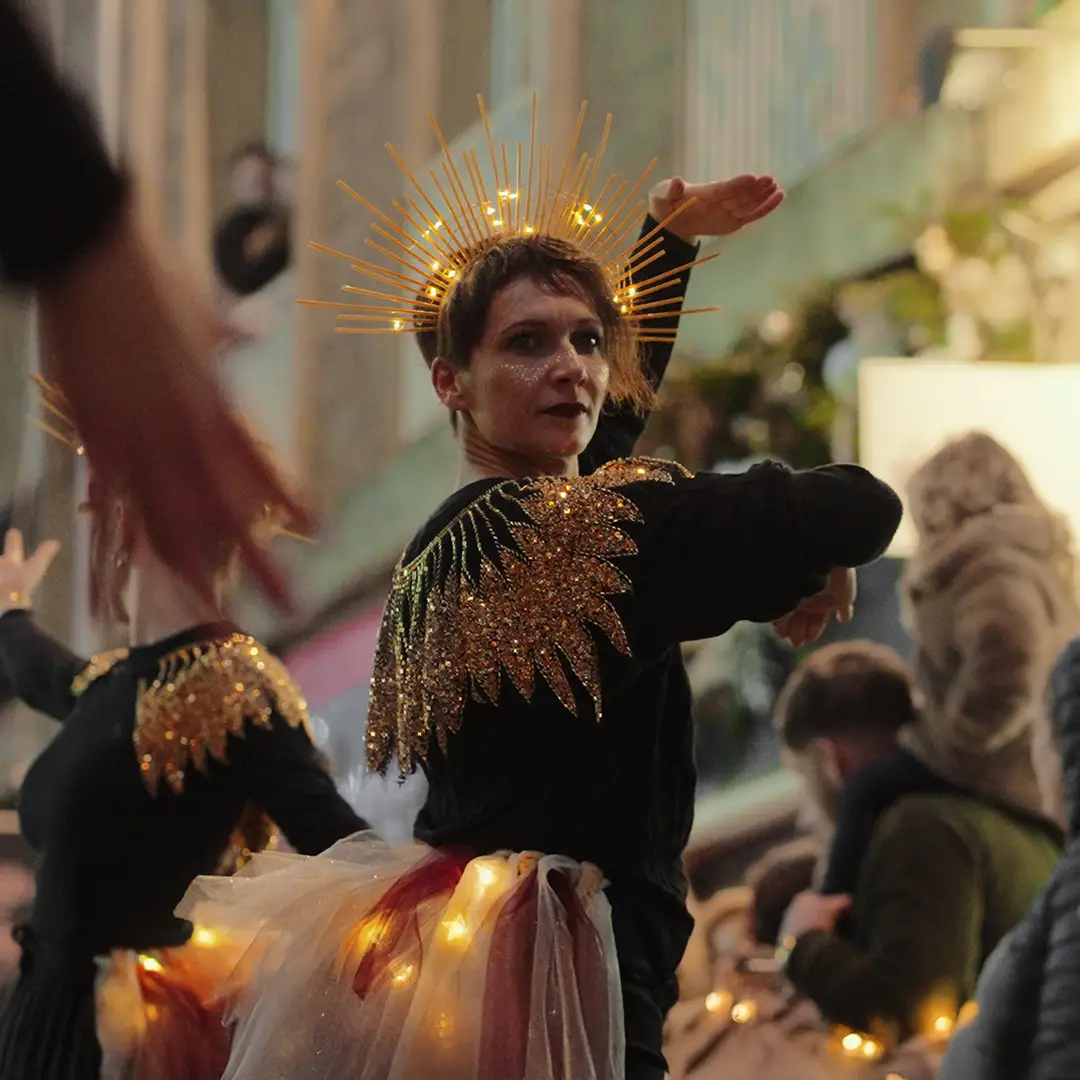 Iris Harivel plasticienne et danseuse lors de la parade de vire, normandie