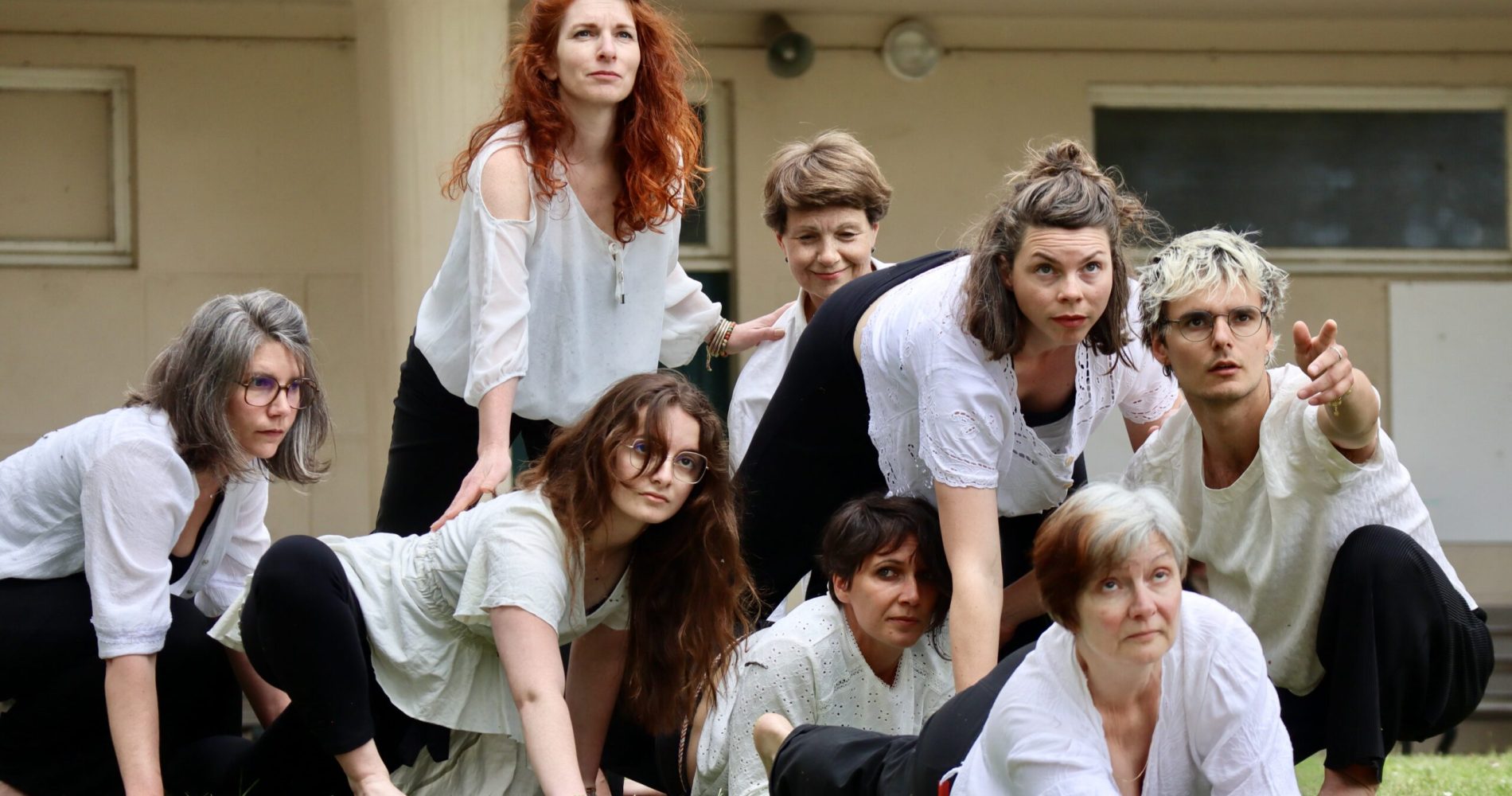 Danseurs de La Troupe lors d'un spectacle dans un parc