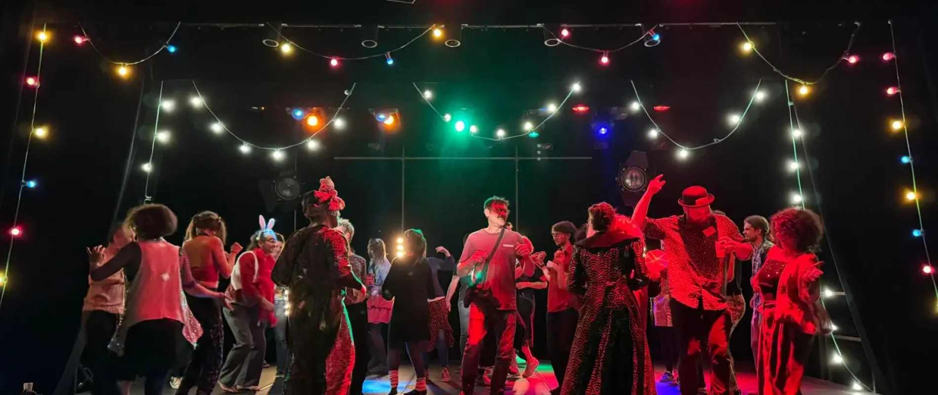 Personnes dansent sur scene lors d'un evenement ecstatic dancefloor a rennes