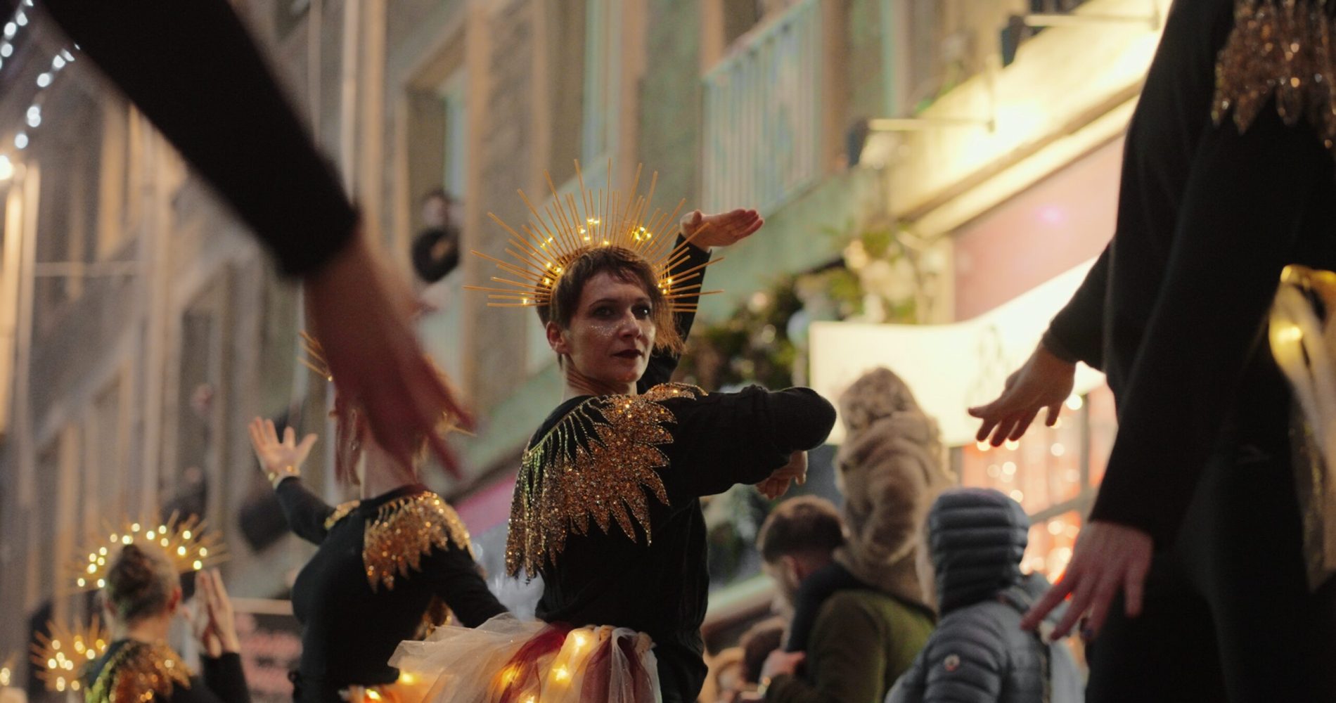 Iris Harivel lors d'une parade de noel a Vire